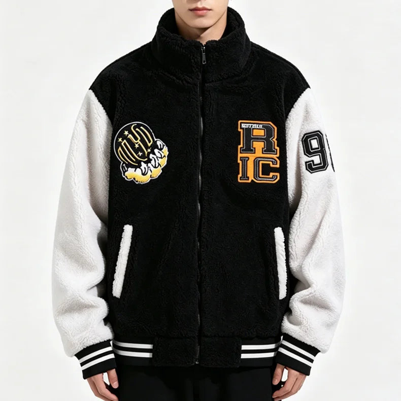 Jaqueta Varsity Masculina Preta e Branca com Patch de Letras, Zíper, Solta, de Inverno, em Fleece.