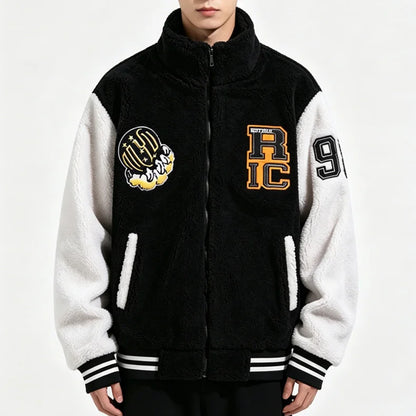 Jaqueta Varsity Masculina Preta e Branca com Patch de Letras, Zíper, Solta, de Inverno, em Fleece.