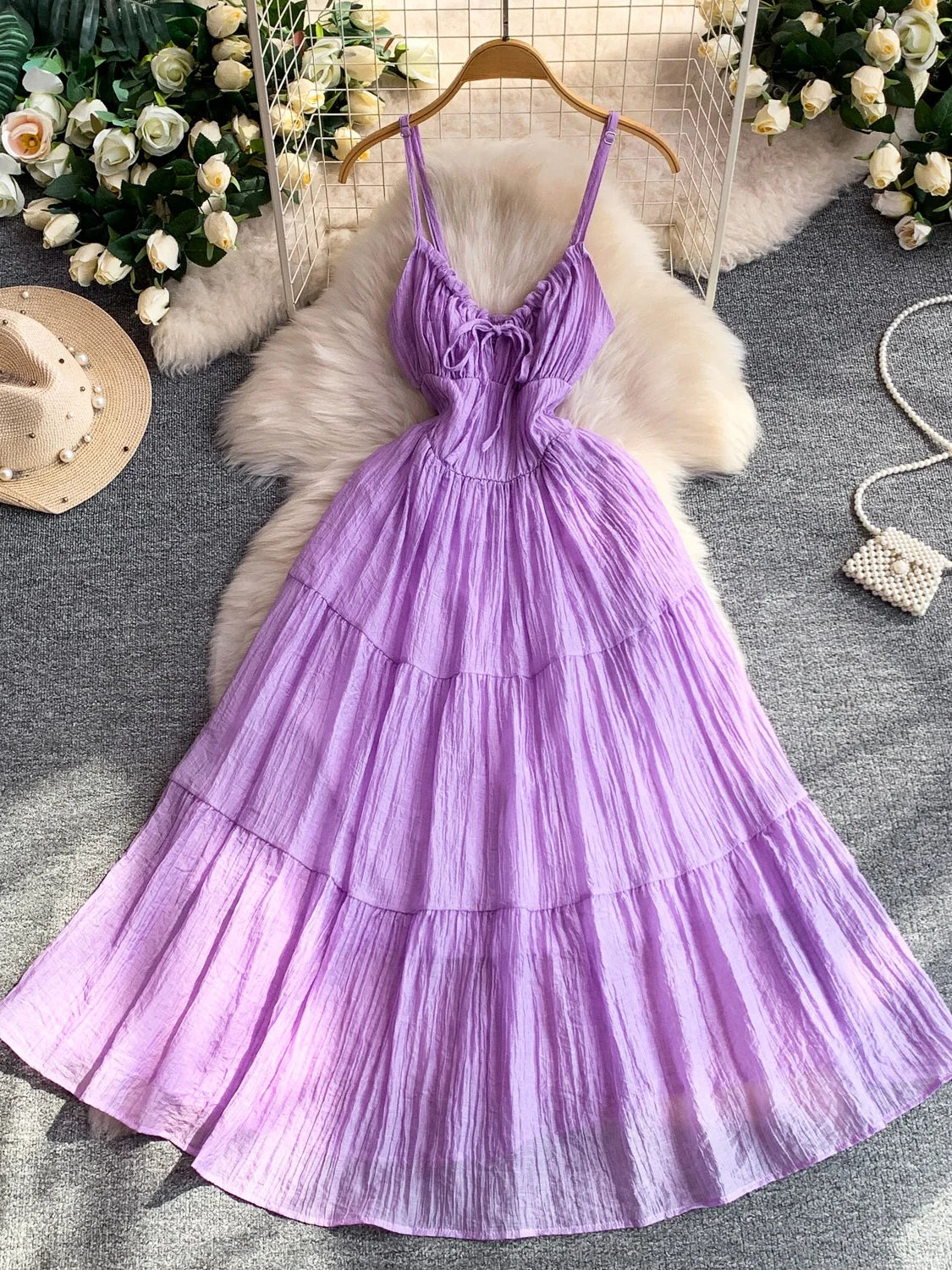 Vestido Elegante Roxo de Verão Feminino com Decote V, Sem Mangas, Cintura Marcada, Detalhes em Gaze, Estilo Casual Confortável para Feriados