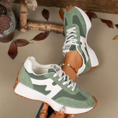 Tênis feminino de grife com sola grossa, estilo casual, esportivo e moderno, leve e confortável para corrida.