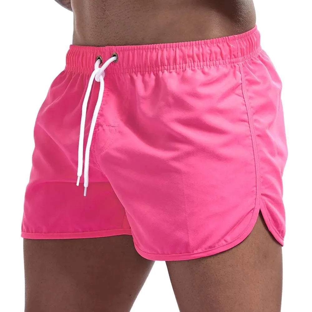 Calção de banho masculino com estampa de números para o verão de 2024. Ideal para praia, surf e outras atividades ao ar livre. Calção de banho masculino de cintura baixa, respirável e perfeito para surfar.