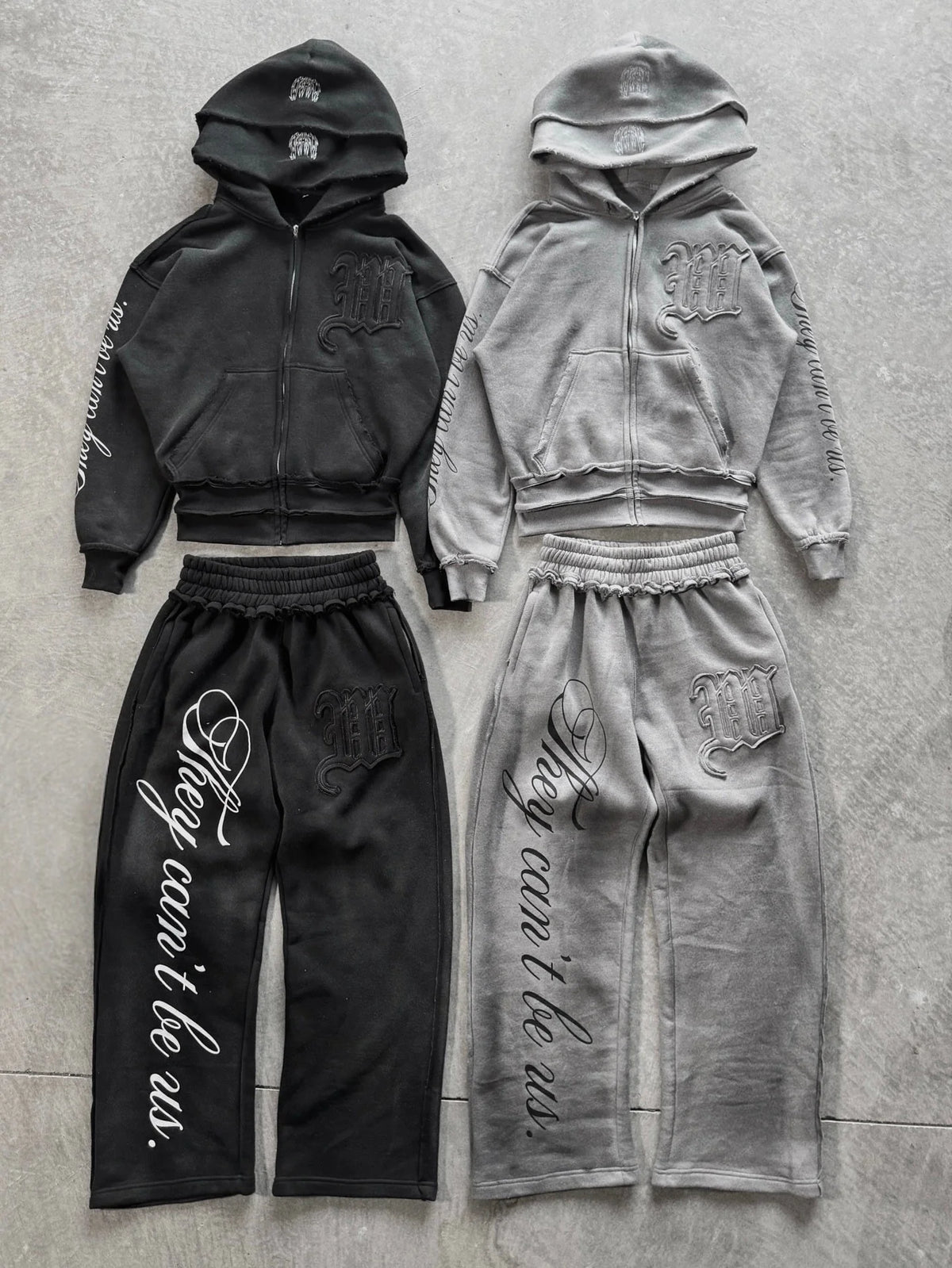 Conjunto de Moletom com Capuz e Zíper Frontal com Letras em Relevo Estilo Gótico e Calça Esportiva de Perna Larga, Estilo Linho Desgastado, Masculino e Feminino