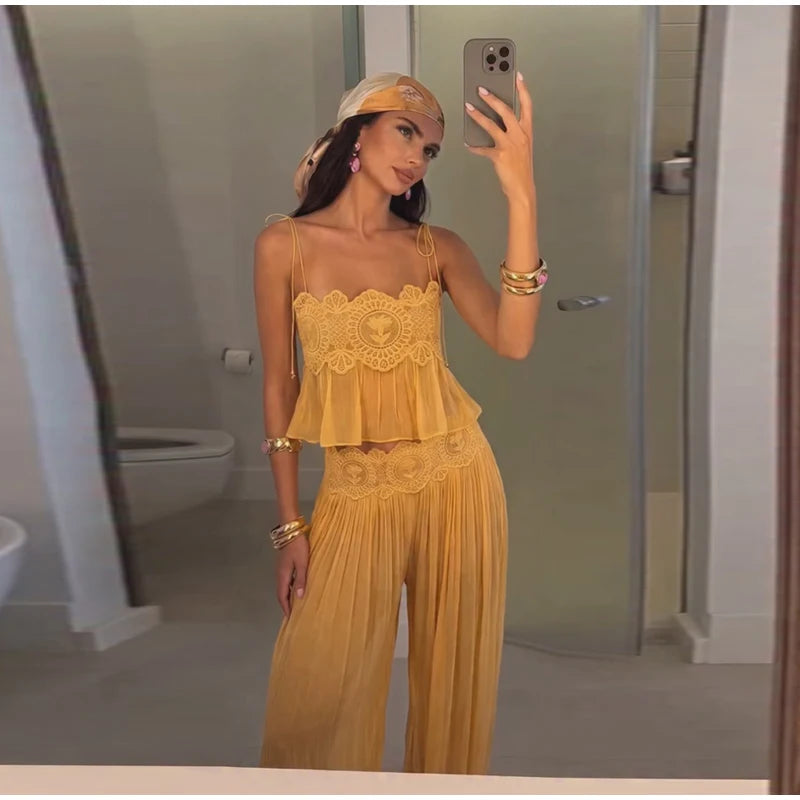 Conjunto Feminino de Calça com Top de Renda Transparente de Alças Finas e Costas Abertas, Corte Solto e Reto, Bainha Elástica, Estilo Praia Chique