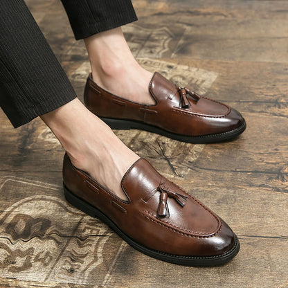 Sapatos masculinos de alta qualidade, estilo slip-on, de couro, casuais, para negócios, modelo brogue, loafers de couro para festas.