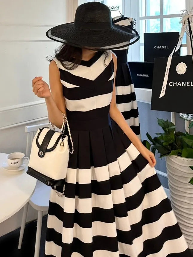 Vestido Feminino Elegante de Verão Estilo Hepburn com Blocos de Cores e Listras, Decote em V, Sem Mangas, Efeito Emagrecedor,...
