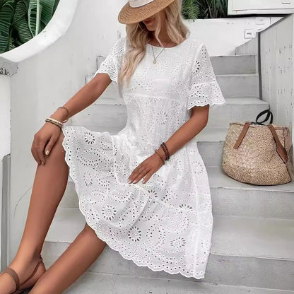 Vestido Midi Feminino Branco com Bordado Inglês Vazado, Estilo Boho Fluido com Babados em Camadas, Casual de Manga Curta para Verão e Praia