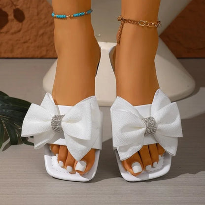 Novo modelo de chinelo feminino casual, moderno e confortável, para uso externo, antiderrapante e resistente ao desgaste.