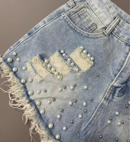 Shorts jeans femininos de verão com barra desfiada e detalhes em miçangas, modelo coreano, cintura alta, pernas largas e modelagem solta. Calça jeans curta e confortável.