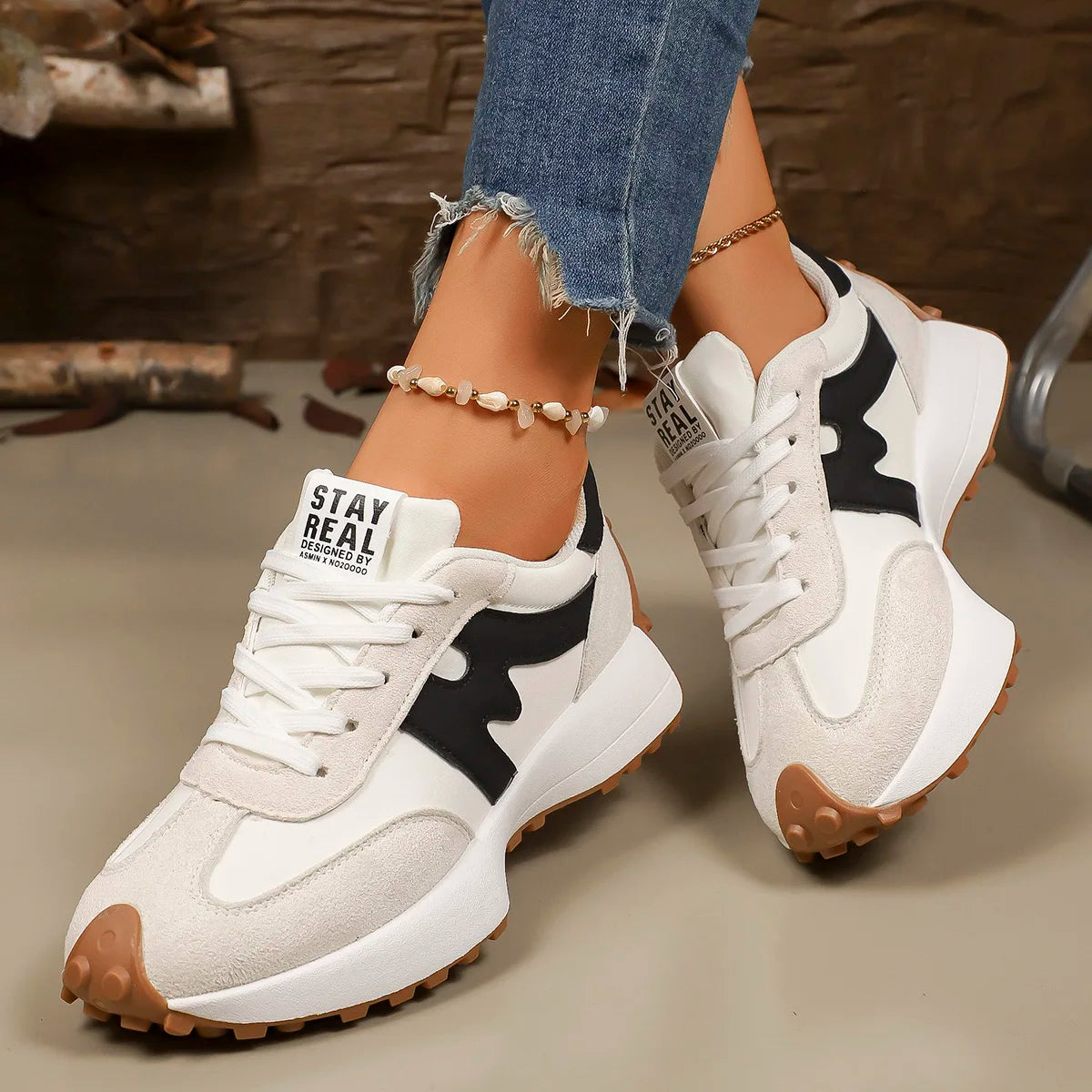 Tênis feminino de grife com sola grossa, estilo casual, esportivo e moderno, leve e confortável para corrida.