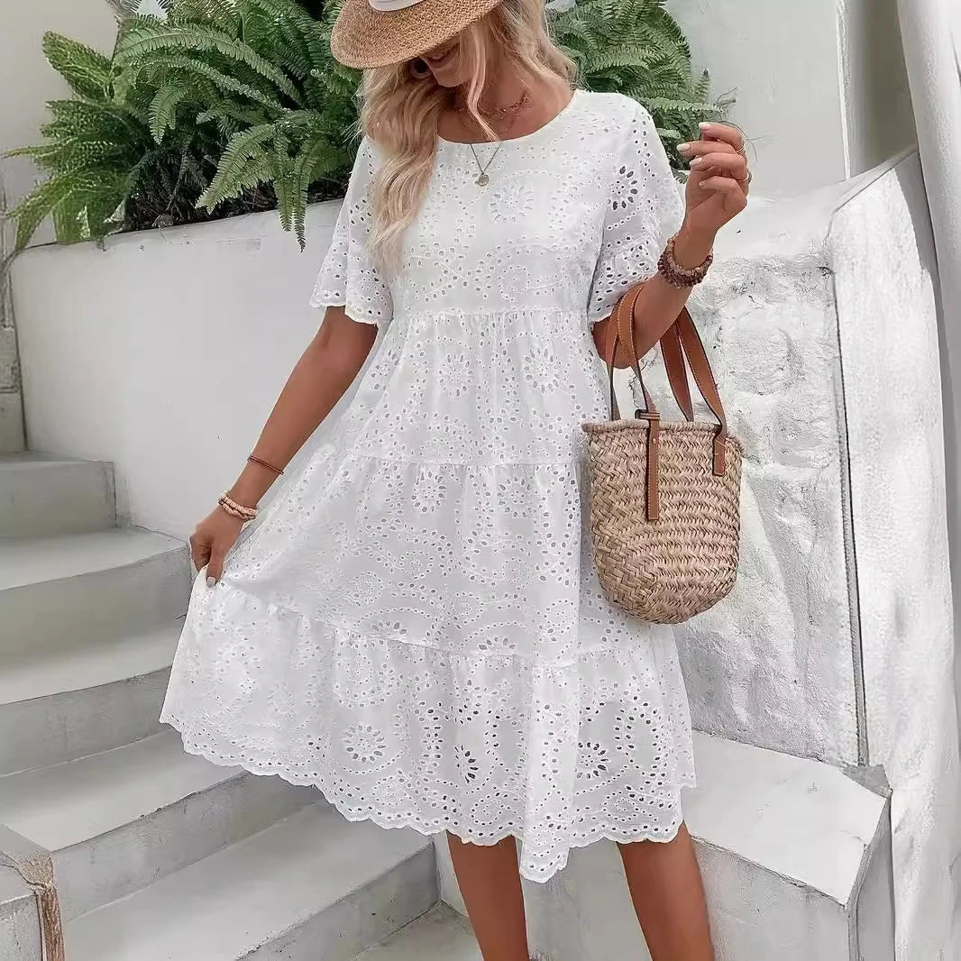 Vestido Midi Feminino Branco com Bordado Inglês Vazado, Estilo Boho Fluido com Babados em Camadas, Casual de Manga Curta para Verão e Praia