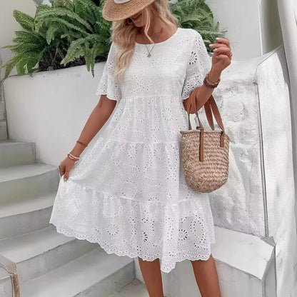 Vestido Midi Feminino Branco com Bordado Inglês Vazado, Estilo Boho Fluido com Babados em Camadas, Casual de Manga Curta para Verão e Praia