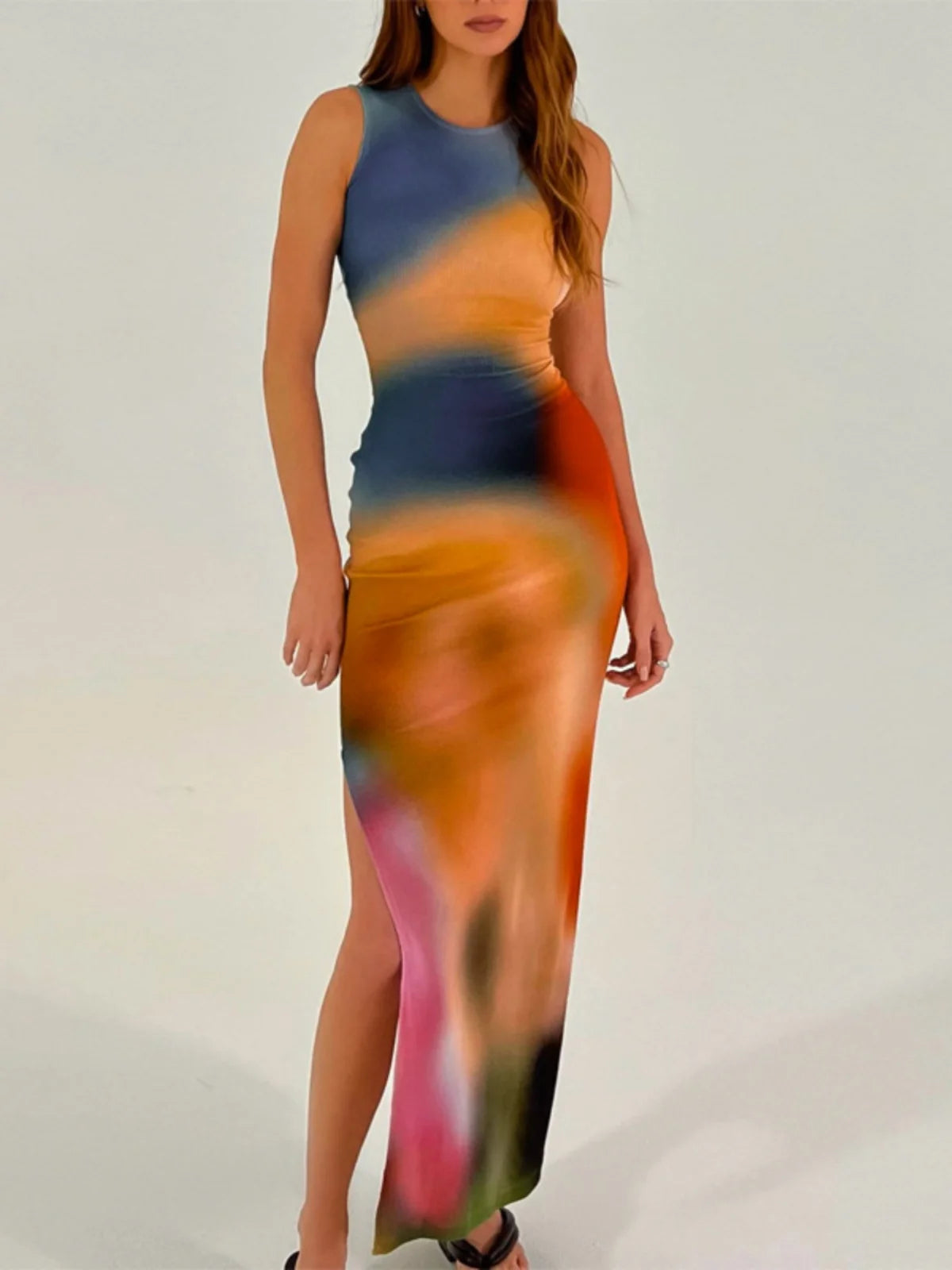 Vestido longo midi feminino elegante de verão, com decote redondo, elástico, modelagem justa, estampa tie-dye, fenda frontal e fenda lateral. Confeccionado em fibra de poliéster.