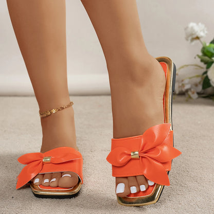Chinelo feminino da moda para casamento, com nó de borboleta, ideal para festas de noiva. Sandália rasteira de salto baixo, perfeita para a praia. Chinelo feminino da moda.