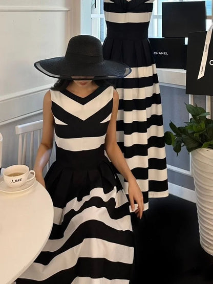 Vestido Feminino Elegante de Verão Estilo Hepburn com Blocos de Cores e Listras, Decote em V, Sem Mangas, Efeito Emagrecedor,...