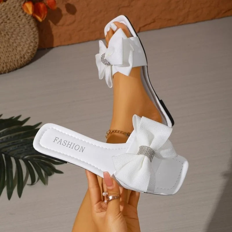 Novo modelo de chinelo feminino casual, moderno e confortável, para uso externo, antiderrapante e resistente ao desgaste.