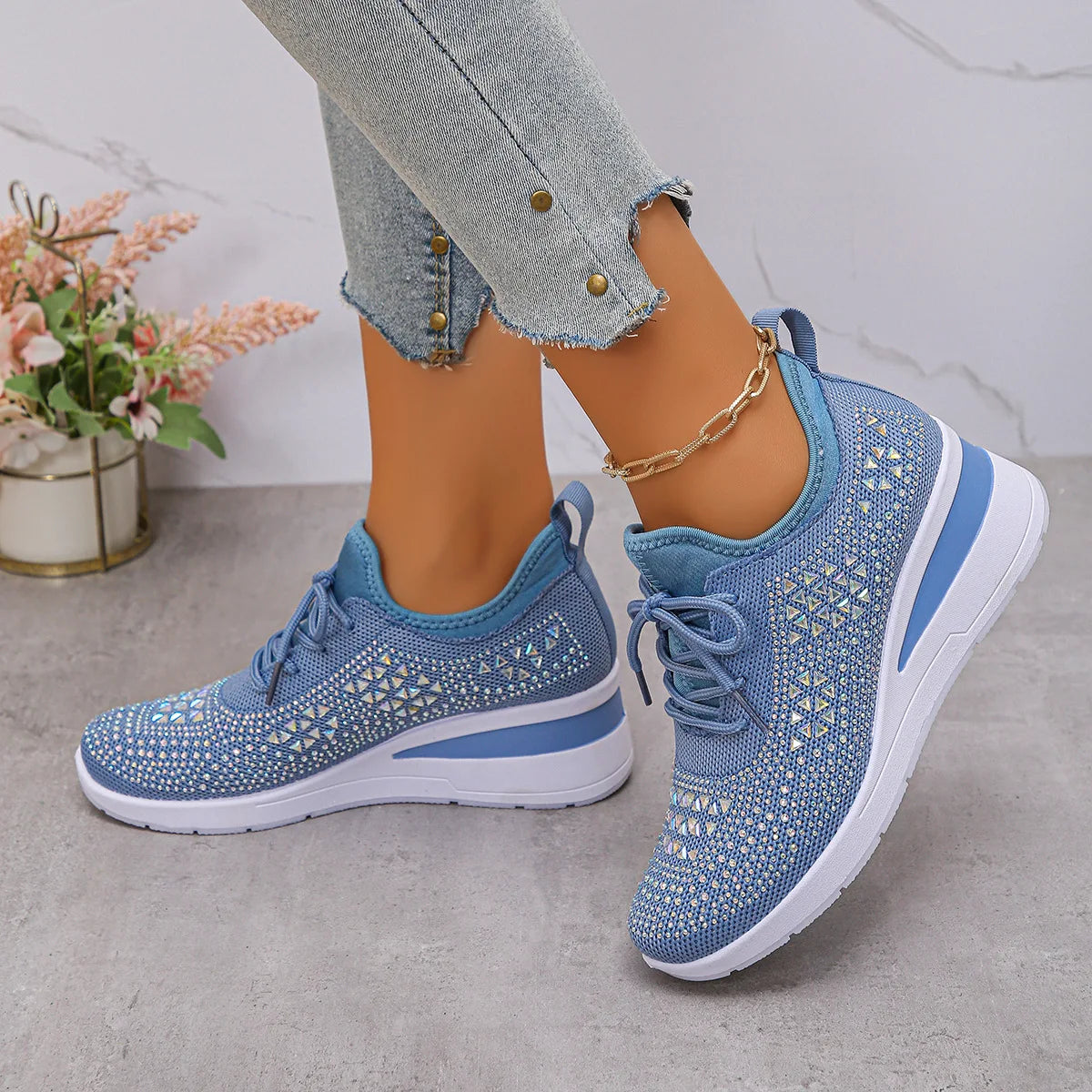 Tênis feminino de plataforma com strass brilhantes, respirável, em malha antiderrapante, ideal para caminhada, tamanhos grandes, solado grosso e cor branca.