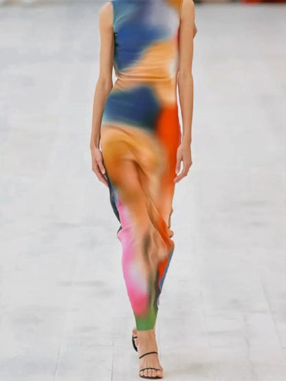 Vestido longo midi feminino elegante de verão, com decote redondo, elástico, modelagem justa, estampa tie-dye, fenda frontal e fenda lateral. Confeccionado em fibra de poliéster.