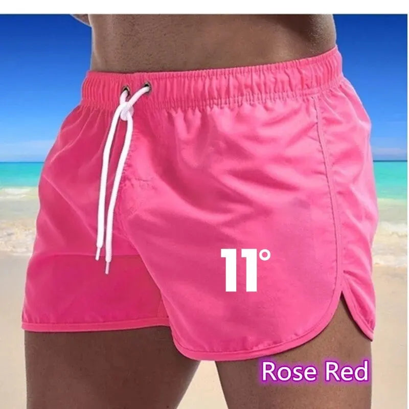 Calção de banho masculino com estampa de números para o verão de 2024. Ideal para praia, surf e outras atividades ao ar livre. Calção de banho masculino de cintura baixa, respirável e perfeito para surfar.