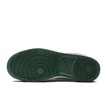 Tênis NikeCourt Vision Low Classic, versátil, confortável, durável e leve, para skate, feminino, branco/verde FV9952-101