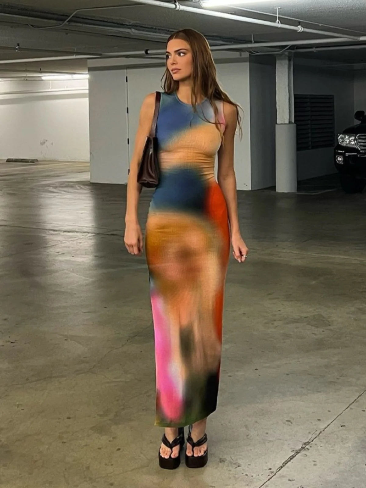 Vestido longo midi feminino elegante de verão, com decote redondo, elástico, modelagem justa, estampa tie-dye, fenda frontal e fenda lateral. Confeccionado em fibra de poliéster.