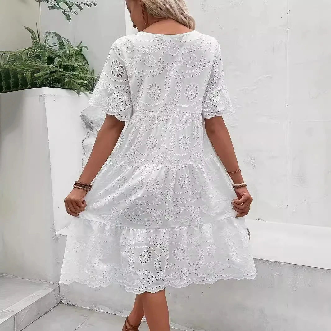 Vestido Midi Feminino Branco com Bordado Inglês Vazado, Estilo Boho Fluido com Babados em Camadas, Casual de Manga Curta para Verão e Praia
