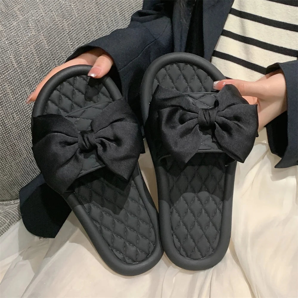 Sandálias de praia femininas de verão, modelo slip-on, com sola plana, antiderrapantes, em PVC com nó, respiráveis e confortáveis para uso em casa.
