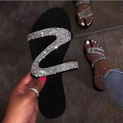 Sandálias femininas sensuais de verão para praia, com bico raso e strass, modelo elegante e confortável, perfeitas para desfiles de moda.