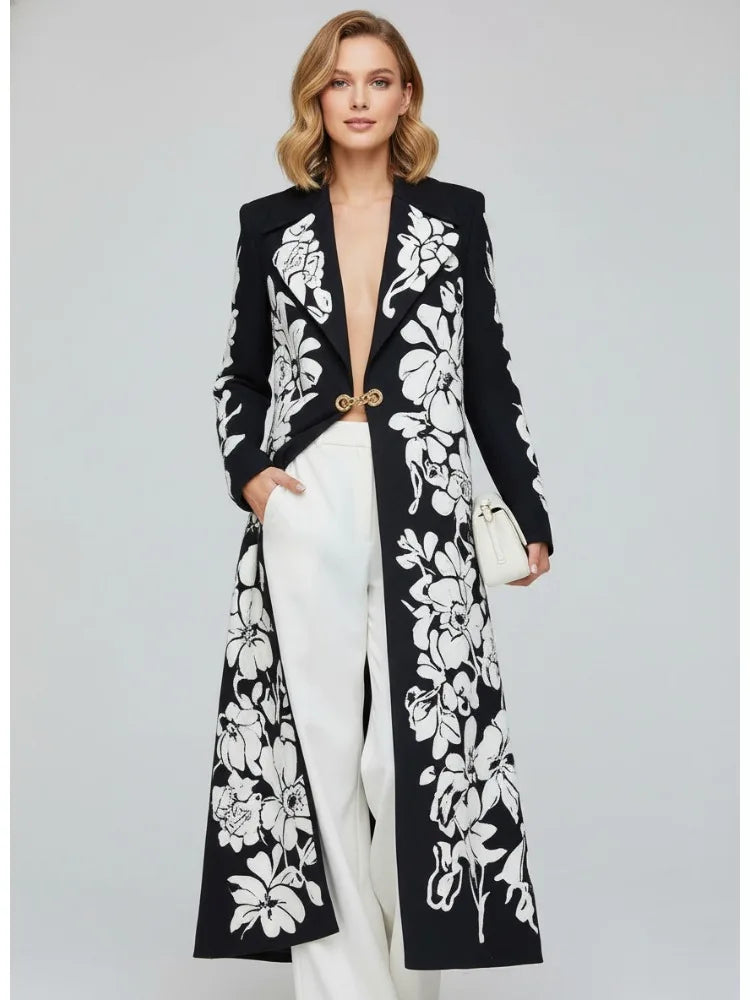 Casaco longo feminino com estampa floral, gola entalhada, mangas compridas, fecho de fivela, modelagem ampla, estilo blazer, elegante, ideal para o dia a dia.