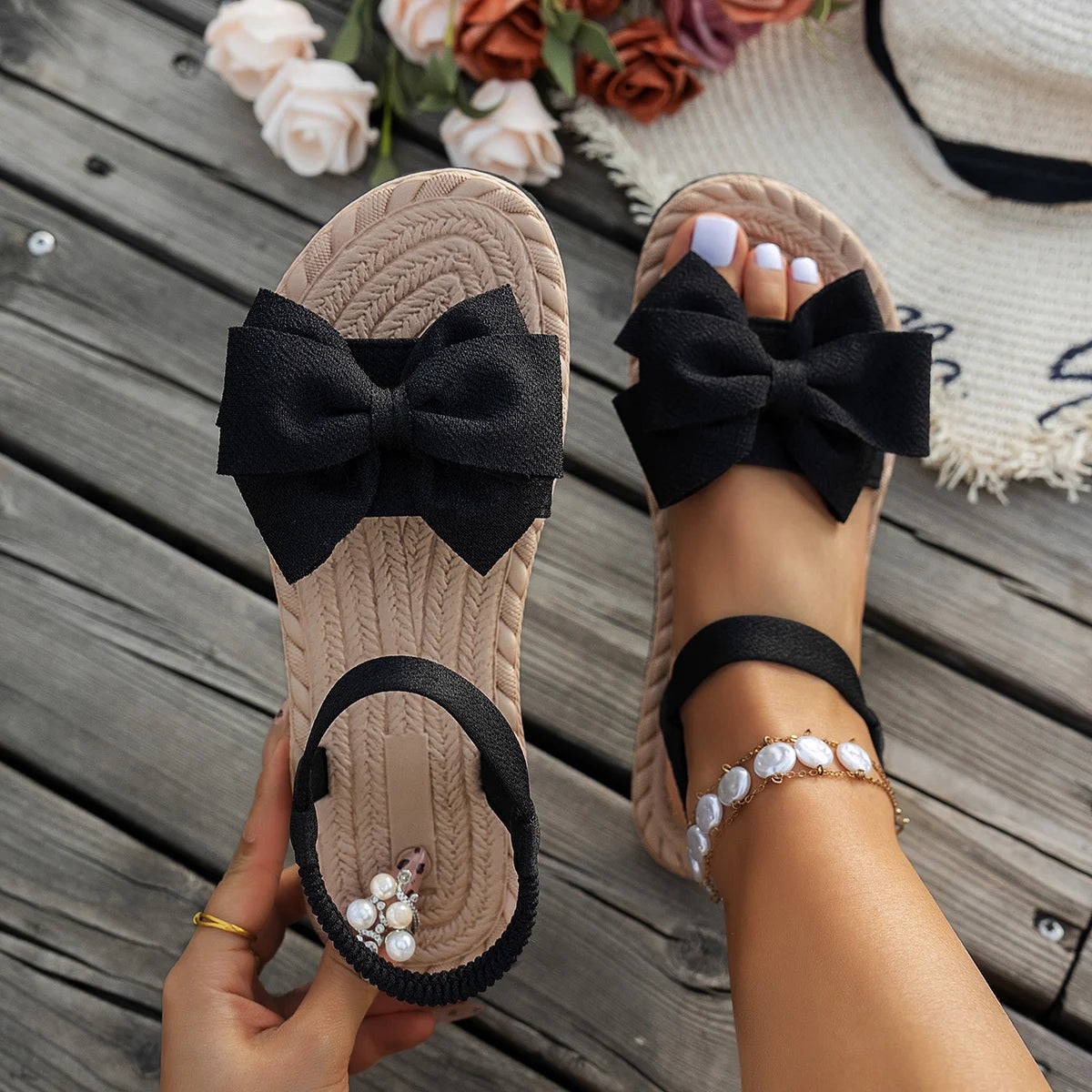Novas sandálias rasteiras de verão, chinelos de praia da moda, sapatos rasteiros com laço para uso externo, sandálias antiderrapantes femininas da moda, sandálias leves.