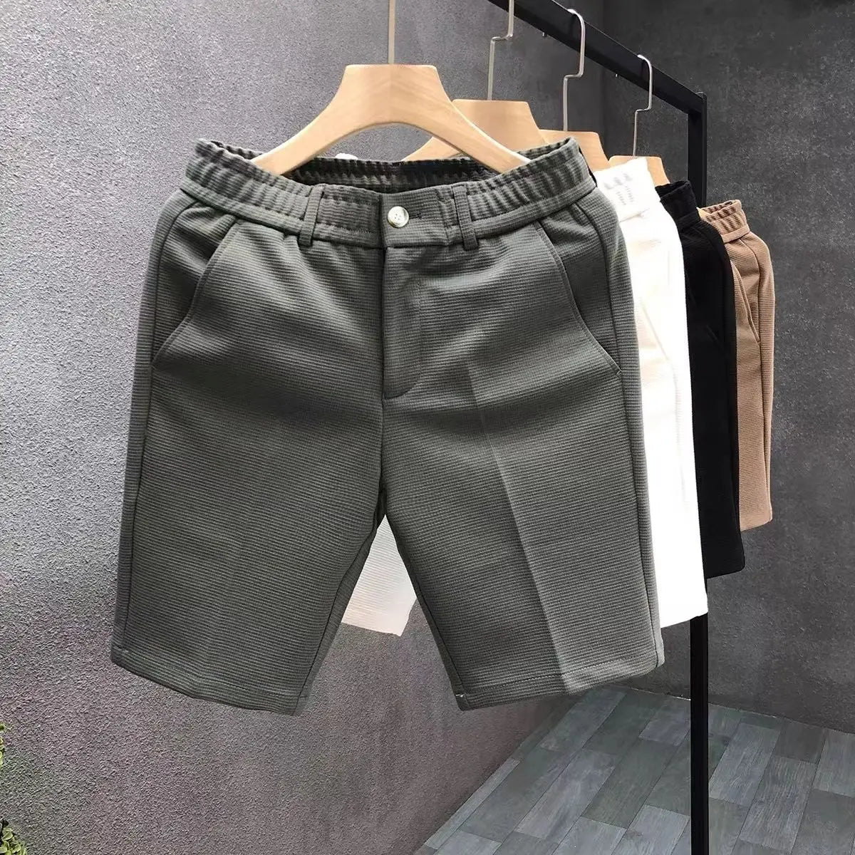 Calças de alfaiataria brancas leves para homens, estilo casual de negócios, calças modernas de verão, calças slim de 5 pontos estilo coreano.