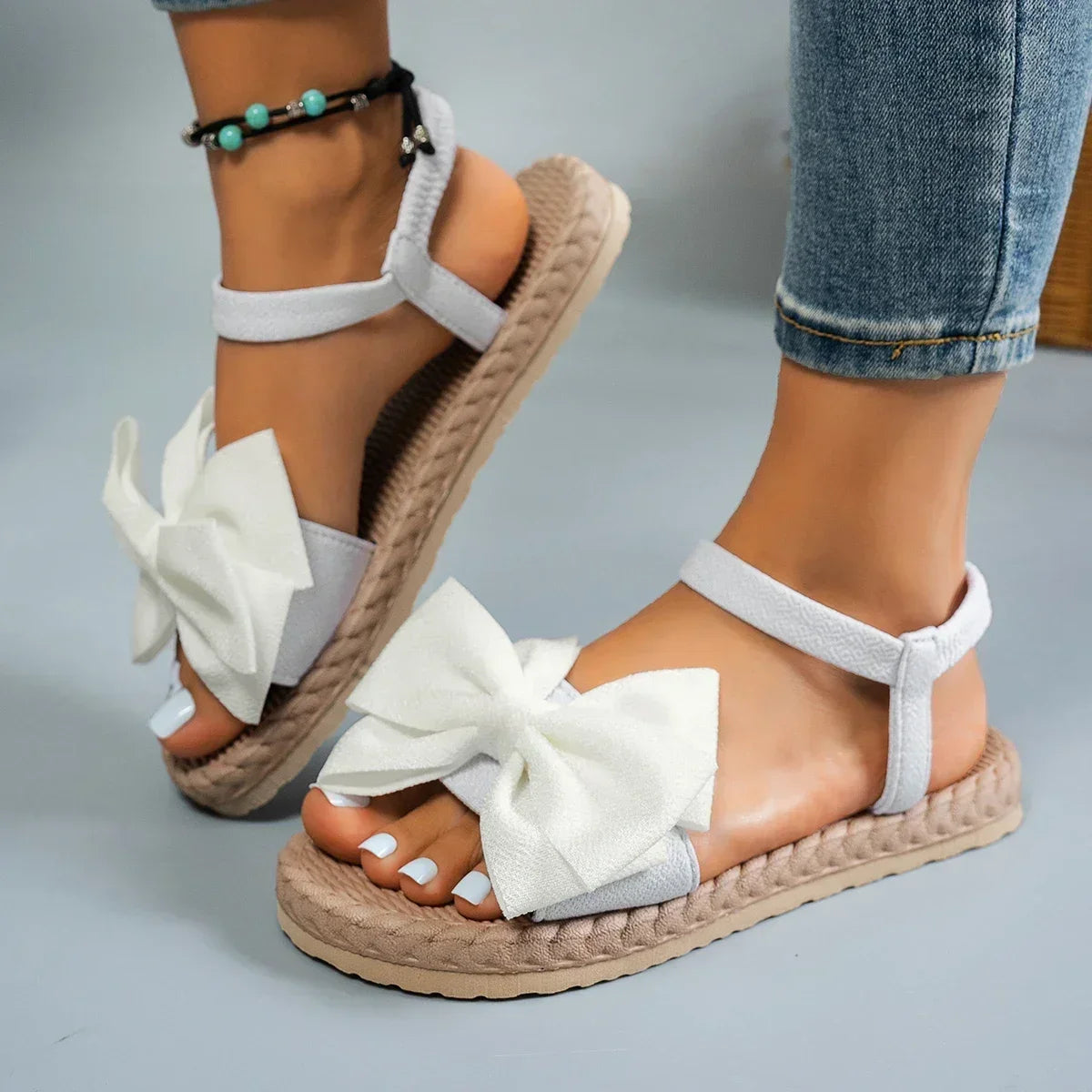 Sandálias femininas antiderrapantes da moda, leves e estilosas para o verão, ideais para praia, uso casual, com laço e design rasteiro.