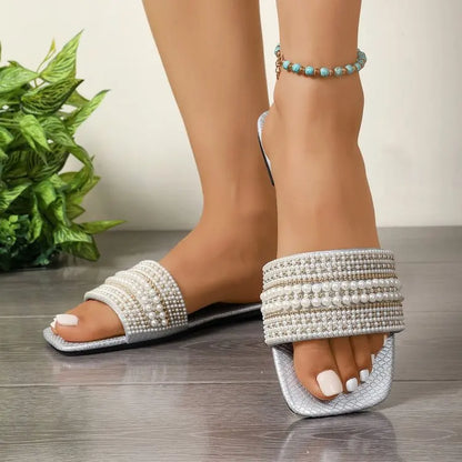 Sandálias femininas de sola plana, modelo novo de verão, com aplicações de strass e miçangas, ideais para uso externo.
