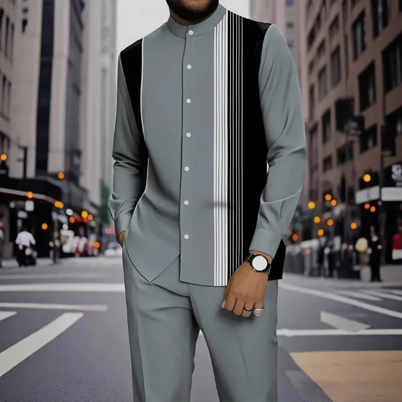 Conjunto de duas peças masculino com camisa de manga comprida com gola alta e estampa de listras verticais coloridas e calça.