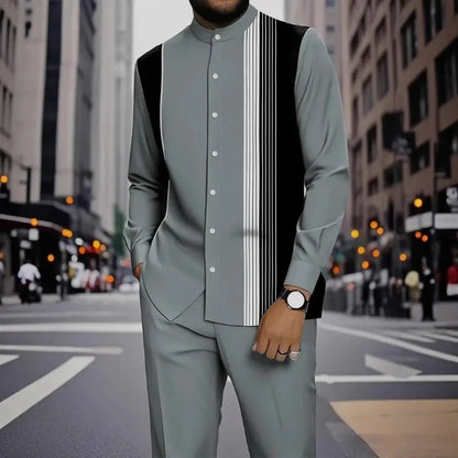 Conjunto de duas peças masculino com camisa de manga comprida com gola alta e estampa de listras verticais coloridas e calça.