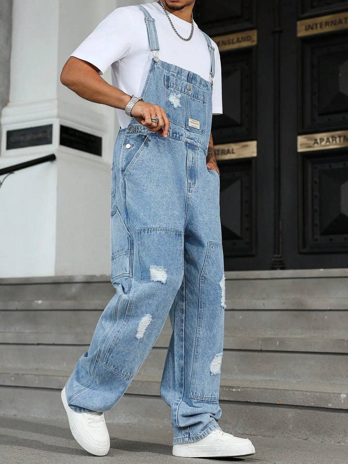 Macacão Jeans Masculino Moderno para o Verão, com Caimento Solto de Perna Larga, Design Rasgado e Estilo Urbano