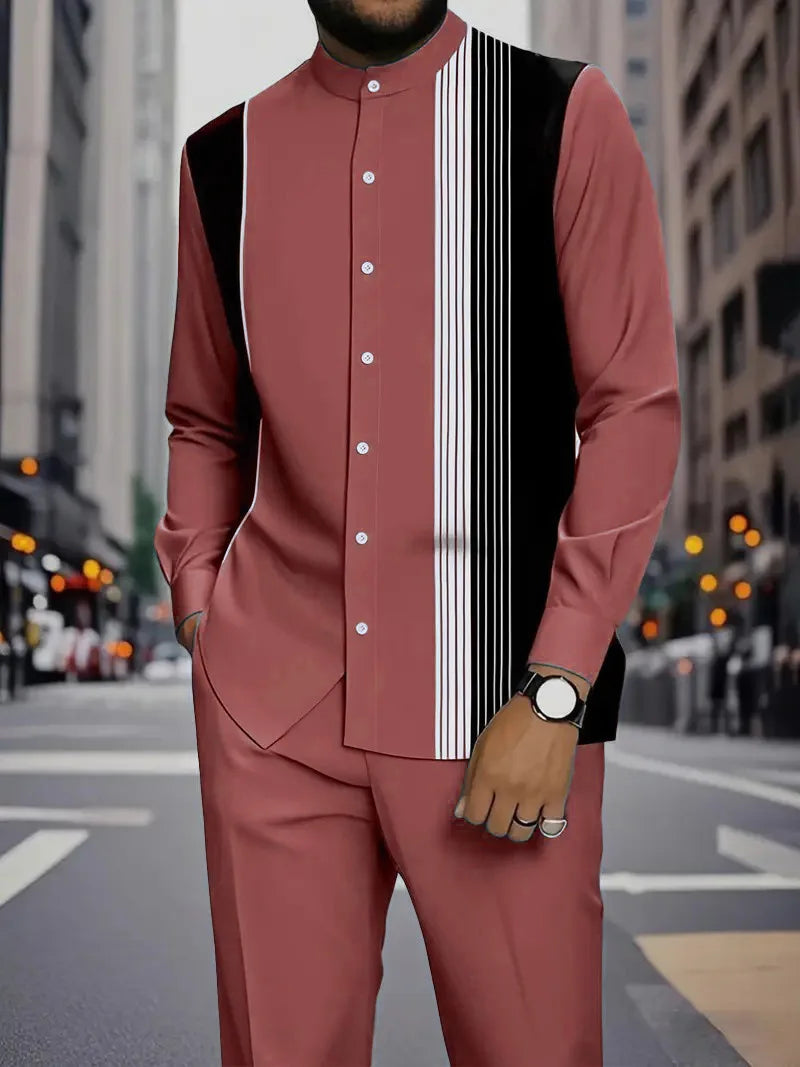 Conjunto de duas peças masculino com camisa de manga comprida com gola alta e estampa de listras verticais coloridas e calça.