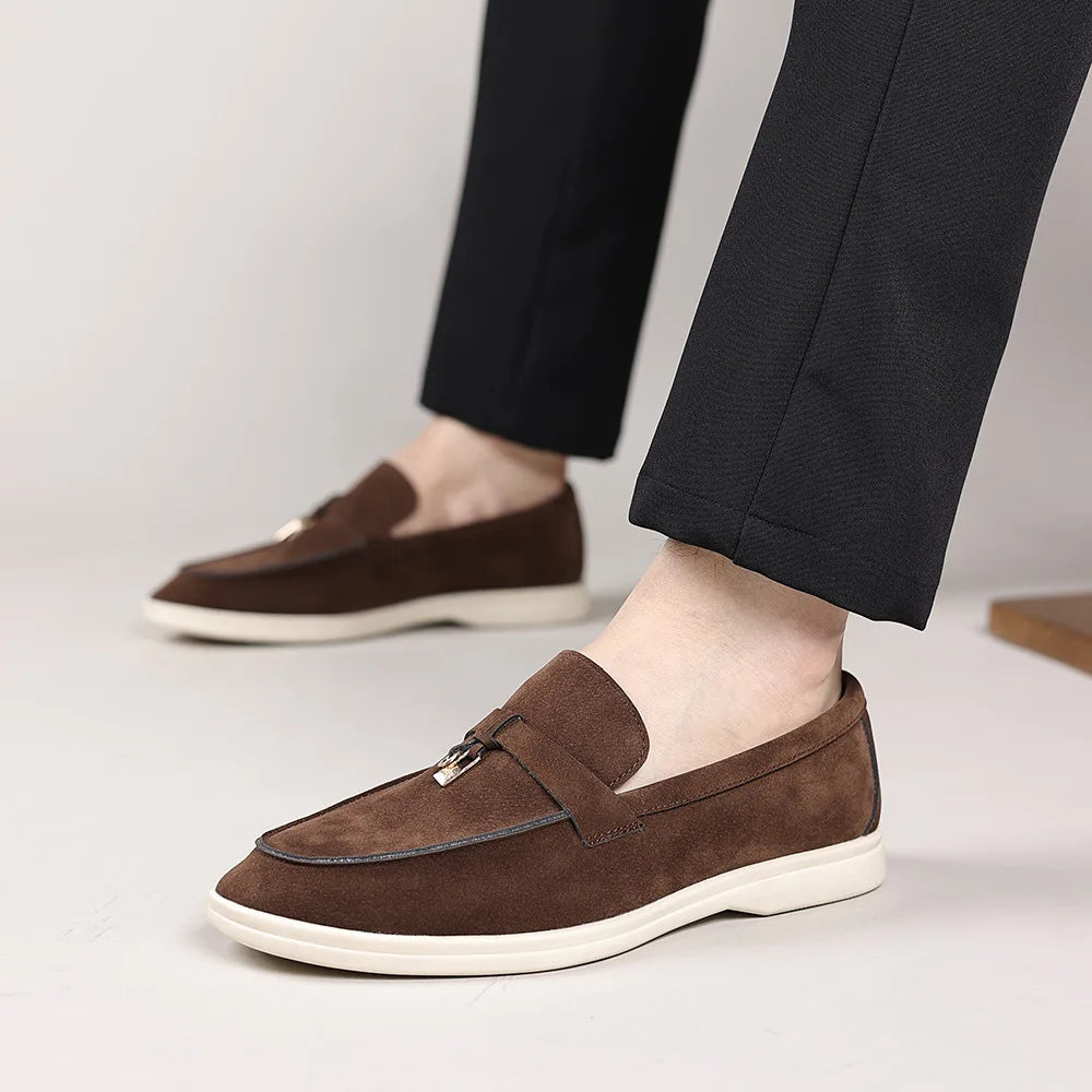 Mocassins Casuais de Tamanho Grande para Homens, Moda Primavera Outono 2026, Novos Sapatos de Couro Camurça de Designer, Sapatos Masculinos de Cor Sólida