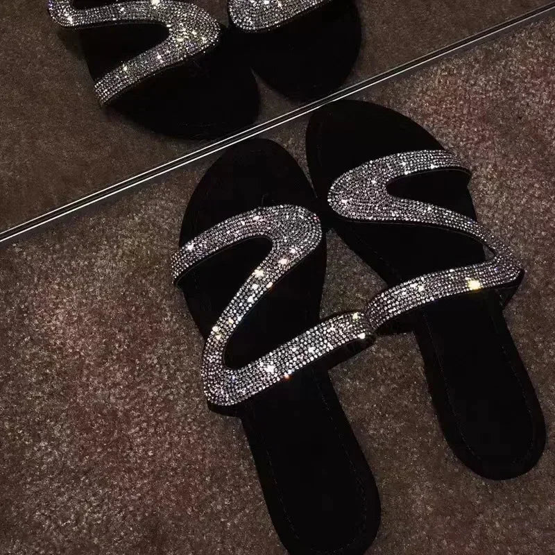 Sandálias femininas sensuais de verão para praia, com bico raso e strass, modelo elegante e confortável, perfeitas para desfiles de moda.