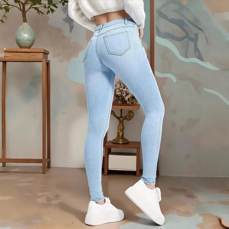 Calça Jeans Feminina Clássica Azul Claro de Cintura Média, Confortável, Slim, Skinny Fit, Estilo Retrô, para Mulheres.