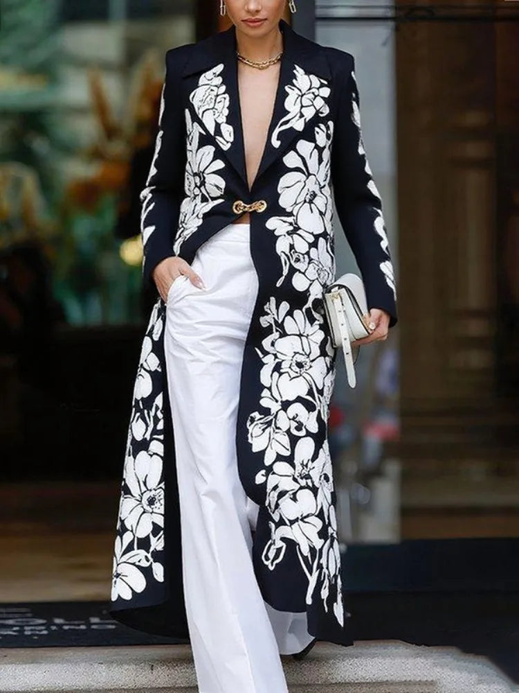 Casaco longo feminino com estampa floral, gola entalhada, mangas compridas, fecho de fivela, modelagem ampla, estilo blazer, elegante, ideal para o dia a dia.