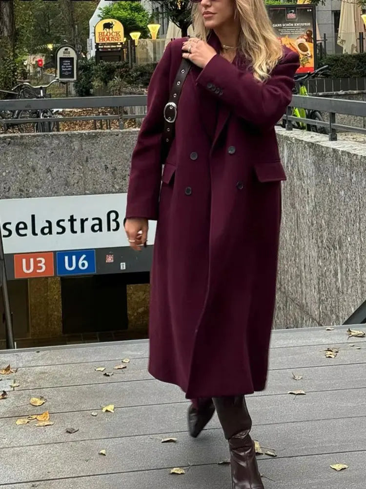 Casaco feminino HH na cor bordô, com abotoamento duplo, mangas compridas e lapela, ideal para outono e inverno. Perfeito para o dia a dia.