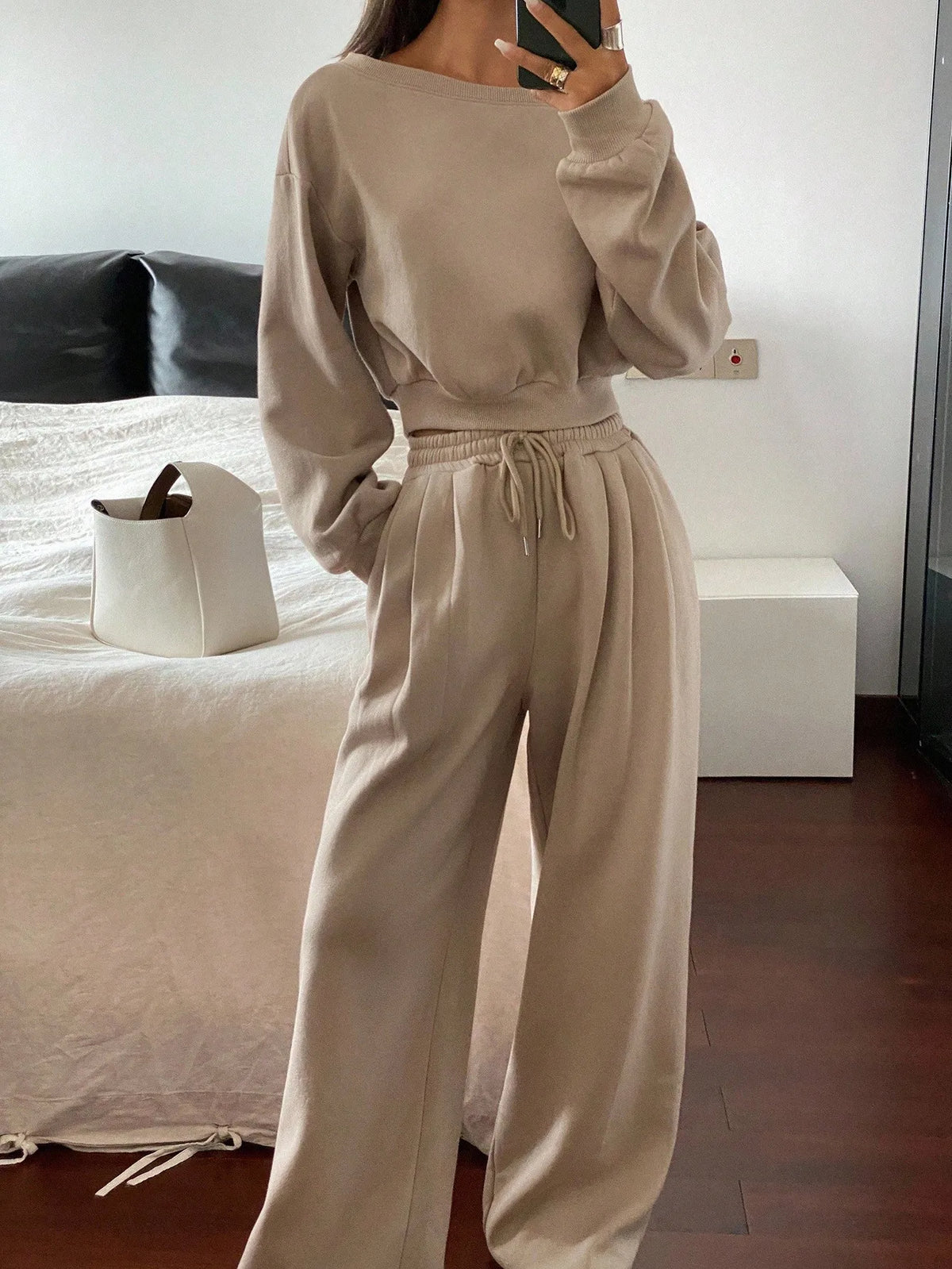 Conjunto de 2 Peças : Top Cropped Ombro a Ombro e Calça Pantalona com Cordão e Pregas – Loungewear Casual Coordenado