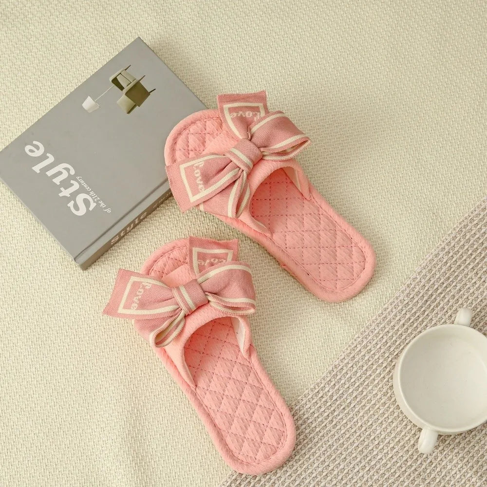 Chinelo de chão com laço Love Bow, plataforma plana e silenciosa, em tecido macio, para uso interno, ideal para mulheres.