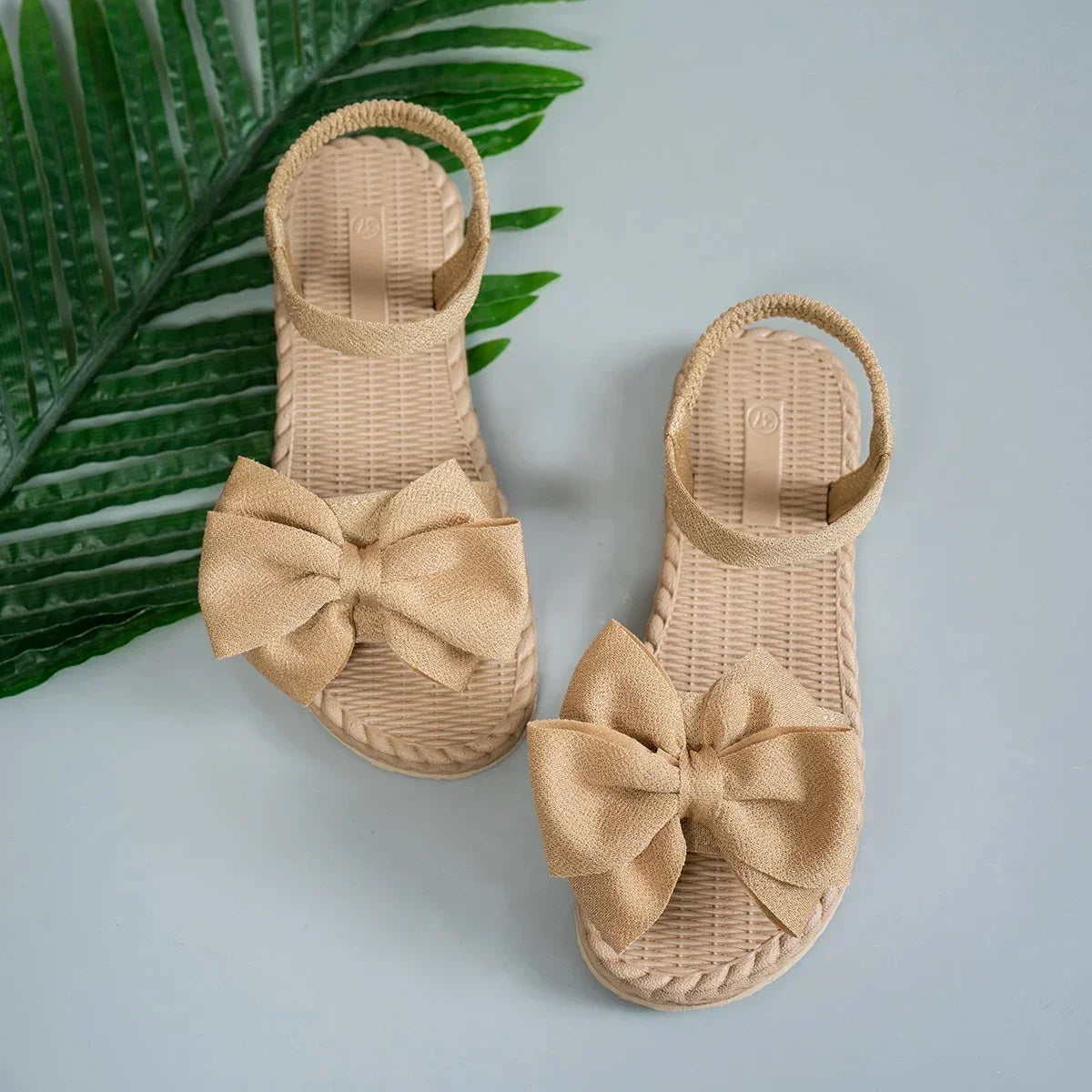 Sandálias femininas antiderrapantes da moda, leves e estilosas para o verão, ideais para praia, uso casual, com laço e design rasteiro.