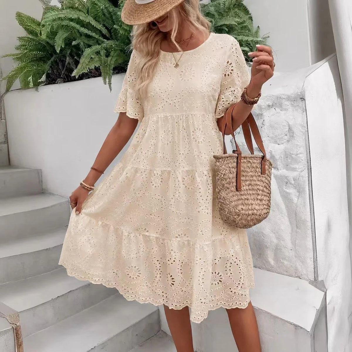 Vestido Midi Feminino Branco com Bordado Inglês Vazado, Estilo Boho Fluido com Babados em Camadas, Casual de Manga Curta para Verão e Praia