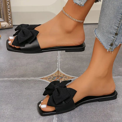 Chinelo feminino rasteiro, rasteiro, casual, para praia, sandálias de verão com laço, calçado leve para uso externo, modelo slide.