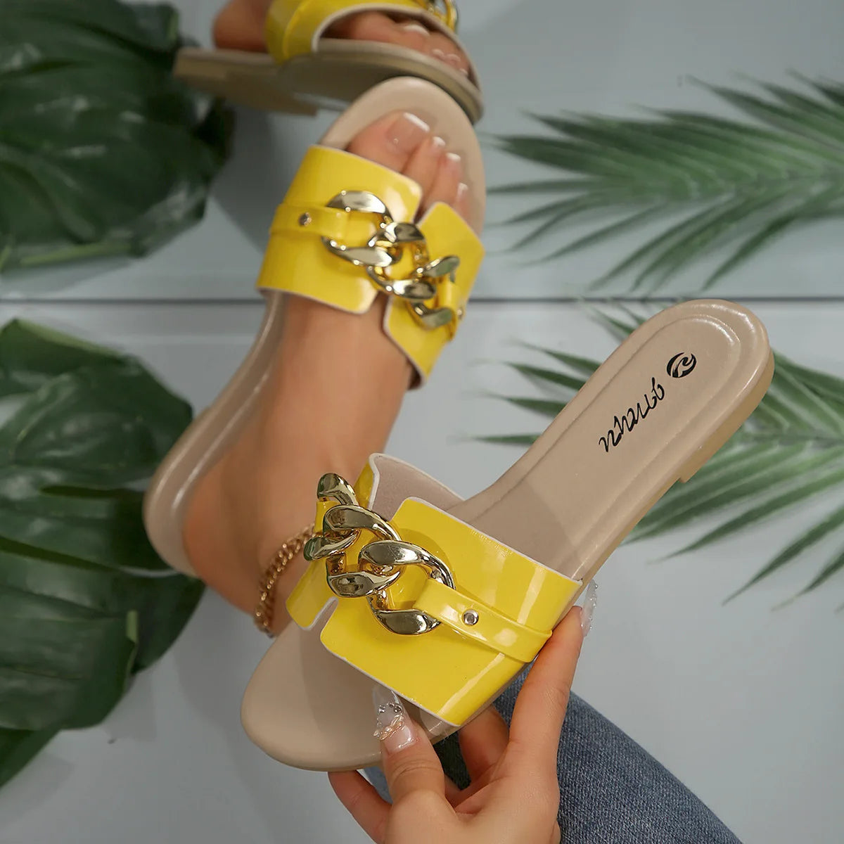 Sapatos femininos - Chinelos de dedo de novo estilo, elegantes e versáteis, cor sólida, detalhes em metal, bico redondo, sandálias de sola plana.