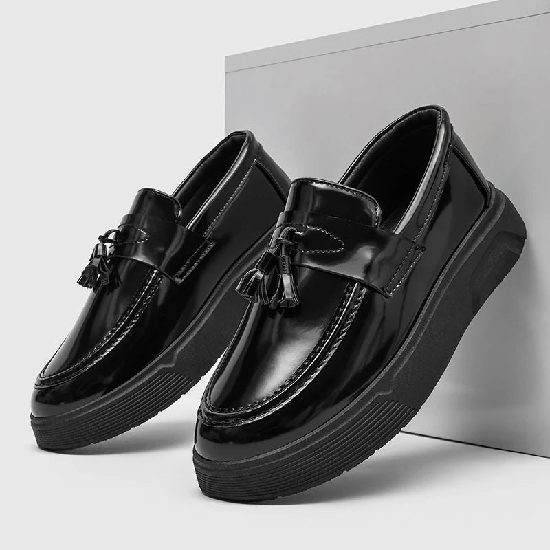 Sapatos Clássicos de Moda para Homens com Fivela Brilhante, Sapatos Pretos Formais para Festas, Solado Grosso, Mocassins Slip-On para Negócios