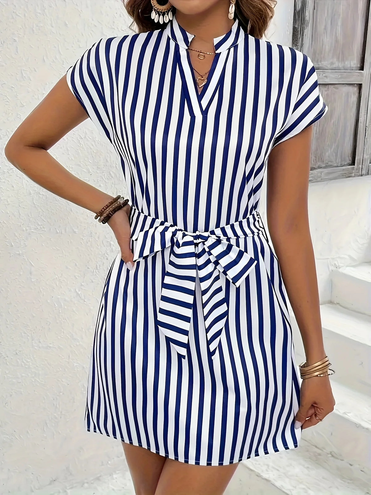 Nova Moda Primavera e Verão Vestido Camisa Elegante com Estampa Listrada e Decote em V Sem Mangas com Listras Verticais e Gola Forrada