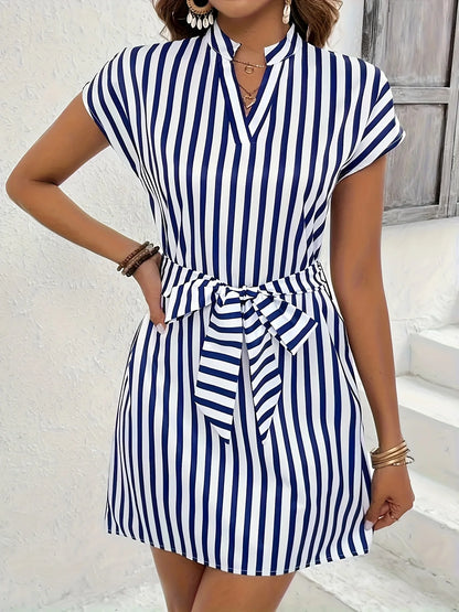 Nova Moda Primavera e Verão Vestido Camisa Elegante com Estampa Listrada e Decote em V Sem Mangas com Listras Verticais e Gola Forrada